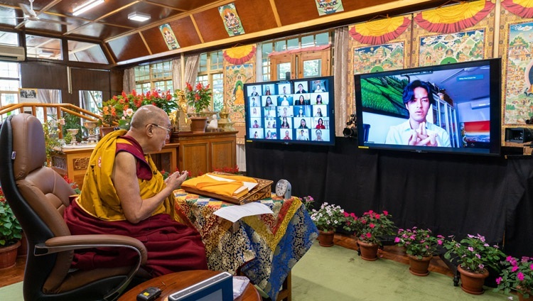 Một thành viên của khán giả trực tuyến đang cúng dường mandala truyền thống khi bắt đầu cuộc trò chuyện trực tuyến của Thánh Đức Đạt Lai Lạt Ma với các sinh viên Indonesia từ Dinh thự của Ngài ở Dharamsala, HP, Ấn Độ vào 11 tháng 8, 2021. Ảnh của Thượng toạ Tenzin Jamphel