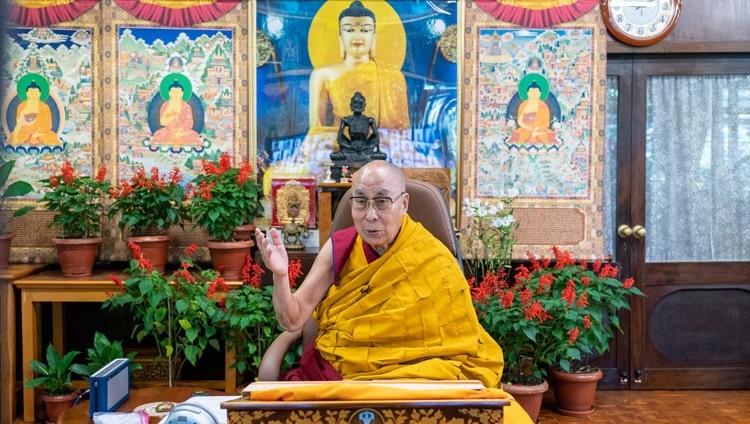 Thánh Đức Đạt Lai Lạt Ma phát biểu trước khán giả trong cuộc trò chuyện trực tuyến với các sinh viên Indonesia từ Dinh thự của Ngài ở Dharamsala, HP, Ấn Độ vào ngày 11 tháng 8 năm 2021. Ảnh của Ven Tenzin Jamphel