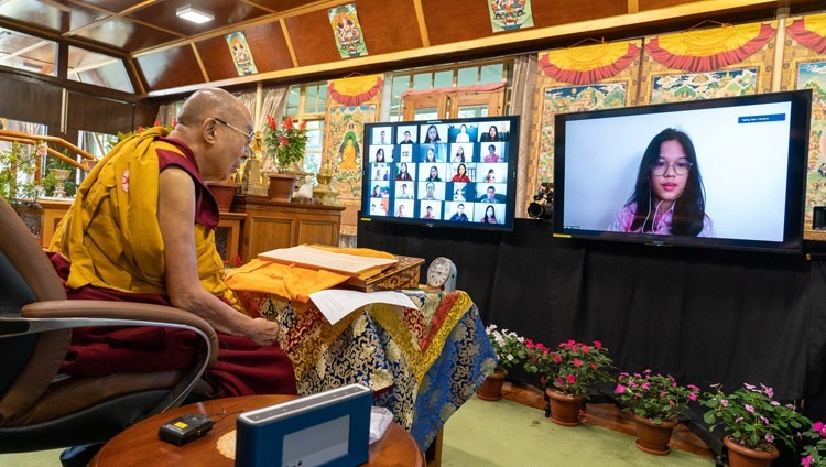 Một thành viên là khán giả trực tuyến đặt câu hỏi cho Thánh Đức Đạt Lai Lạt Ma trong cuộc trò chuyện trực tuyến với các sinh viên Indonesia từ Dinh thự của Ngài ở Dharamsala, HP, Ấn Độ vào 11 tháng 8, 2021. Ảnh của Thượng toạ Tenzin Jamphel