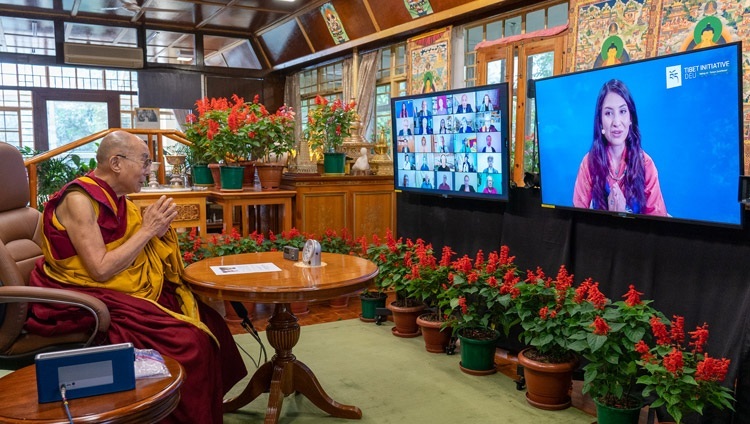 Tenzyn Zöchbauer - Giám đốc Điều hành của Sáng kiến Tây Tạng Deutschland - chào mừng Thánh Đức Đạt Lai Lạt Ma quang lâm đến với cuộc trò chuyện trực tuyến tại Dinh thự của Ngài ở Dharamsala, HP, Ấn Độ về chủ đề 'Văn hóa Tây Tạng và Tiềm năng đóng góp cho Hòa bình' vào 25 tháng 8, 2021. Ảnh của Thượng toạ Tenzin Jamphel