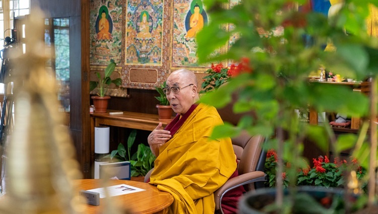 Thánh Đức Đạt Lai Lạt Ma trả lời các câu hỏi từ khán giả trực tuyến trong cuộc trò chuyện trực tuyến về ‘Văn hóa Tây Tạng và Tiềm năng đóng góp cho Hòa bình’ tại Dinh thự của Ngài ở Dharamsala, HP, Ấn Độ vào 25 tháng 8, 2021. Ảnh của Thượng toạ Tenzin Jamphel