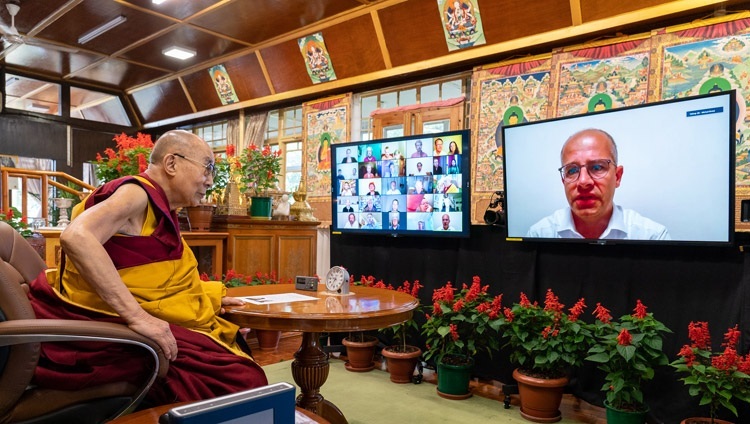 Một thành viên của khán giả trực tuyến của những người ủng hộ Tây Tạng đã hỏi Thánh Đức Đạt Lai Lạt Ma một câu hỏi trong cuộc trò chuyện về 'Văn hóa Tây Tạng và Tiềm năng đóng góp cho Hòa bình' trực tuyến từ Dinh thự của Ngài ở Dharamsala, HP, Ấn Độ vào 25 tháng 8, 2021. Ảnh của Thượng toạ Tenzin Jamphel