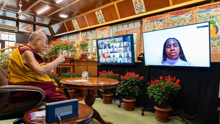 Thánh Đức Đạt Lai Lạt Ma trả lời một câu hỏi từ một thành viên của khán giả trực tuyến gồm các sinh viên và giảng viên của Đại học Monmouth từ Dinh thự của Ngài ở Dharamsala, HP, Ấn Độ vào 22 tháng 9, 2021. Ảnh của Thượng toạ Tenzin Jamphel