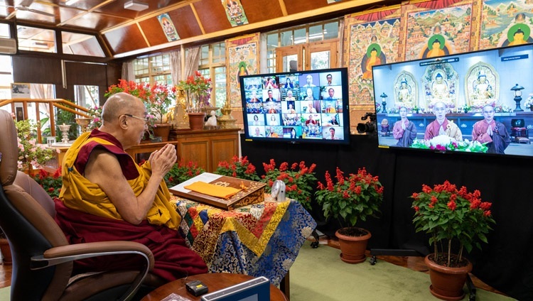Chư Tăng ở Đài Loan tụng ‘Bát Nhã Tâm Kinh’ bằng tiếng Hoa khi bắt đầu buổi thuyết giảng trực tuyến của Thánh Đức Đạt Lai Lạt Ma từ Dinh thự của Ngài ở Dharamsala, HP, Ấn Độ vào ngày 9 tháng 10 năm 2021. Ảnh của Thượng toạ Tenzin Jamphel