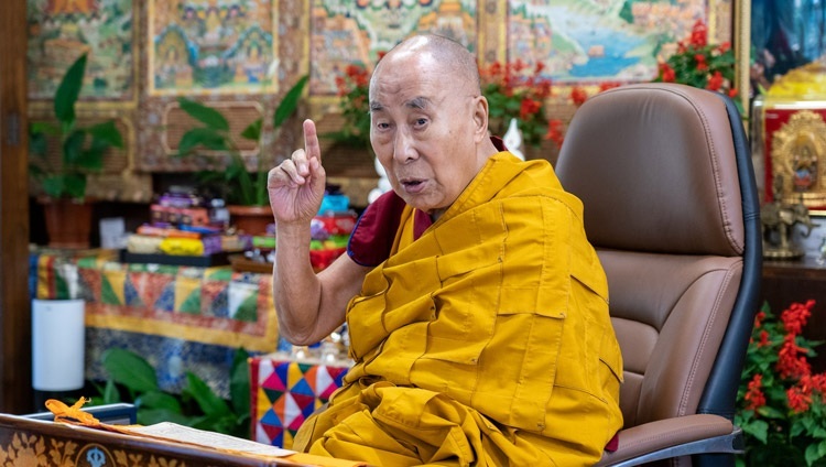 Thánh Đức Đạt Lai Lạt Ma phát biểu trong ngày đầu tiên của hai ngày thuyết giảng dạy trực tuyến tại Dinh thự của Ngài ở Dharamsala, HP, Ấn Độ vào 9 tháng 10, 2021. Ảnh của Thượng toạ Tenzin Jamphel