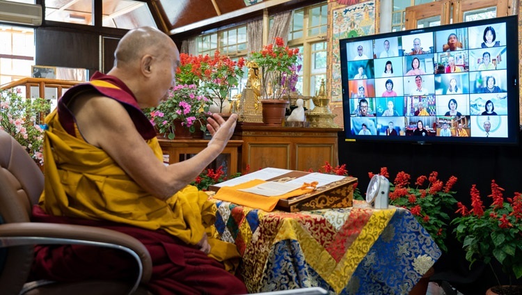 Thánh Đức Đạt Lai Lạt Ma bình luận về “Xưng tán Duyên khởi” của Jé Tsongkhapa vào ngày thuyết giảng đầu tiên trực tuyến từ Dinh thự của Ngài ở Dharamsala, HP, Ấn Độ vào ngày 9 tháng 10, 2021. Ảnh của Thượng toạ Tenzin Jamphel