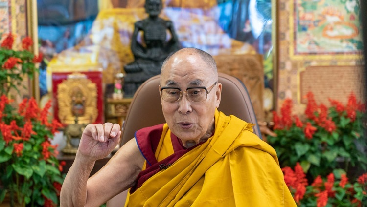 Thánh Đức Đạt Lai Lạt Ma phát biểu trước khán giả trực tuyến của những nhà xây dựng hòa bình trẻ từ Dinh thự của Ngài ở Dharamsala, HP, Ấn Độ vào ngày 14 tháng 10 năm 2021. Ảnh của Thượng toạ Tenzin Jamphel