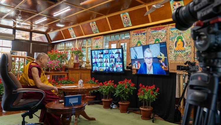 Lise Grande - Chủ tịch Viện Hòa bình Hoa Kỳ, giới thiệu ngày đầu tiên của sự kiện trò chuyện hai ngày với Thánh Đức Đạt Lai Lạt Ma và các nhà xây dựng hòa bình trẻ về lòng từ bi, giáo dục và bình đẳng, trực tuyến tại Dinh thự của Ngài ở Dharamsala, HP, Ấn Độ vào ngày 14 tháng 10, 2021. Ảnh của Thượng toạ Tenzin Jamphel