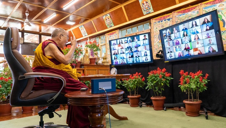 Thánh Đức Đạt Lai Lạt Ma phát biểu trước khán giả trực tuyến của các Nghiên cứu sinh về Thay đổi Thế hệ USIP trong cuộc trò chuyện trực tuyến của họ từ Dinh thự của Ngài ở Dharamsala, HP, Ấn Độ vào 15 tháng 10, 2021. Ảnh của Thượng toạ Tenzin Jamphel