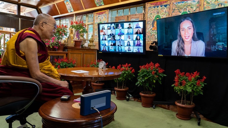 Một thành viên của khán giả đã hỏi Thánh Đức Đạt Lai Lạt Ma một câu hỏi trong cuộc trò chuyện với các Nghiên cứu sinh về Thay đổi Thế hệ USIP tại Dinh thự của Ngài ở Dharamsala, HP, Ấn Độ vào 15 tháng 10, 2021. Ảnh của Thượng toạ Tenzin Jamphel