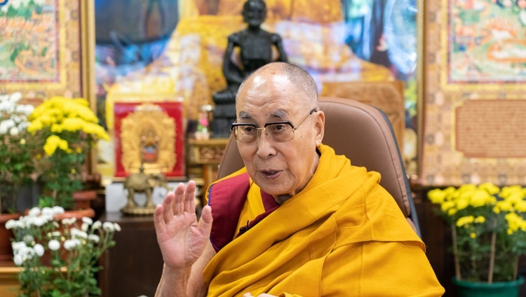 Thánh Đức Đạt Lai Lạt Ma phát biểu trực tuyến về chủ đề “Từ bi và Nhân phẩm” từ Dinh thự của Ngài ở Dharamsala, HP, Ấn Độ vào 26 tháng 10, 2021. Ảnh của Thượng toạ Tenzin Jamphel