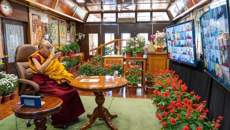 Thánh Đức Đạt Lai Lạt Ma phát biểu trước khán giả trong cuộc trò chuyện trực tuyến về Từ bi và Nhân Phẩm tại Dinh thự của Ngài ở Dharamsala, HP, Ấn Độ vào 26 tháng 10, 2021. Ảnh của Thượng toạ Tenzin Jamphel