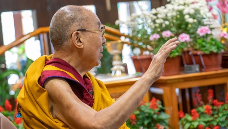 Thánh Đức Đạt Lai Lạt Ma trả lời các câu hỏi từ phía khán giả trong cuộc trò chuyện trực tuyến về “Từ bi và Nhân phẩm” tại Dinh thự của Ngài ở Dharamsala, HP, Ấn Độ vào 26 tháng 10, 2021. Ảnh của Thượng toạ Tenzin Jamphel