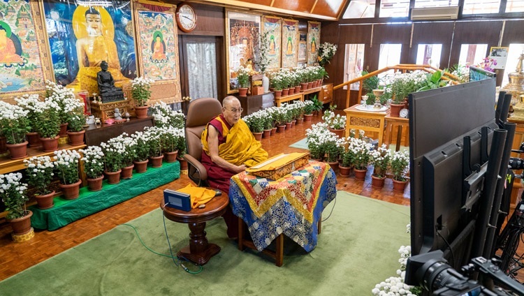 Thánh Đức Đạt Lai Lạt Ma nói chuyện với khán giả trực tuyến vào ngày đầu tiên của buổi giảng trực tuyến tại Dinh thự của Ngài ở Dharamsala, HP, Ấn Độ vào 4 tháng 11, 2021. Ảnh của Thượng toạ Tenzin Jamphel