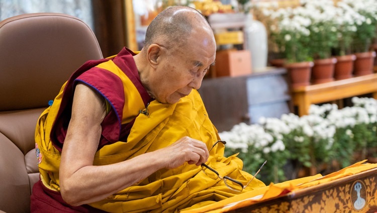 Thánh Đức Đạt Lai Lạt Ma đọc ‘Đại Thừa Trang Nghiêm Kinh Luận’ vào ngày đầu tiên của buổi giảng của Ngài do các Phật tử Nga thỉnh cầu trực tuyến từ Dinh thự của Ngài ở Dharamsala, HP, Ấn Độ vào ngày 4 tháng 11, 2021. Ảnh của Thượng toạ Tenzin Jamphel