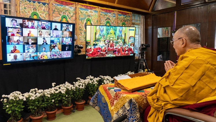 Thánh Đức Đạt Lai Lạt Ma đang lắng nghe các thành viên của Kuntsechonei Datsan ở St.Petersburg tụng “Bát Nhã Tâm Kinh” bằng tiếng Nga vào đầu ngày thứ hai của đợt thuyết giảng trực tuyến tại Dinh thự của Ngài ở Dharamsala, HP, Ấn Độ vào ngày 5 tháng 11, 2021. Ảnh của Thượng toạ Tenzin Jamphel