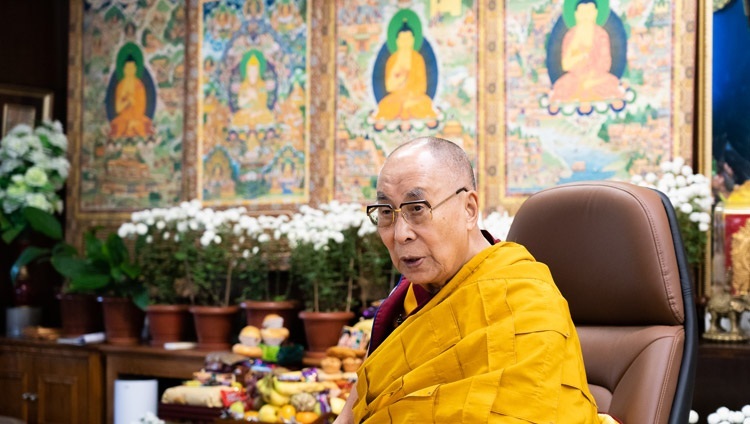 Thánh Đức Đạt Lai Lạt Ma phát biểu trước thính giả vào ngày thứ hai của đợt thuyết giảng do các Phật tử Nga thỉnh cầu; trực tuyến từ Dinh thự của Ngài ở Dharamsala, HP, Ấn Độ vào ngày 5 tháng 11, 2021. Ảnh của Thượng toạ Tenzin Jamphel