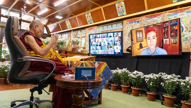 Đức Ngài trả lời các câu hỏi từ khán trực tuyến vào ngày thứ hai của hai ngày giảng dạy do các Phật tử Nga thỉnh cầu trực tuyến tại Dinh thự của Ngài ở Dharamsala, HP, Ấn Độ vào 5 tháng 11, 2021. Ảnh của Thượng toạ Tenzin Jamphel
