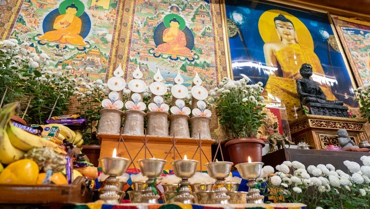 Quang cảnh các phẩm vật cúng dường được sắp xếp dâng cúng phía sau Thánh Đức Đạt Lai Lạt Ma vào ngày thứ hai của đợt thuyết giảng trực tuyến tại Dinh thự của Ngài ở Dharamsala, HP, Ấn Độ vào 5 tháng 11, 2021. Ảnh của Thượng toạ Tenzin Jamphel