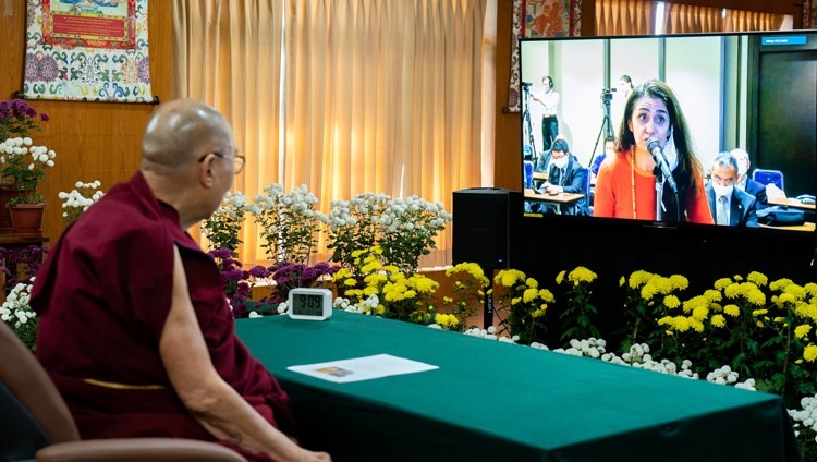 Một nhà báo tại Câu lạc bộ Phóng viên Nước ngoài của Nhật Bản ở Tokyo đã hỏi Thánh Đức Đạt Lai Lạt Ma một câu hỏi trong buổi nói chuyện trực tuyến về “Trưởng dưỡng Thiện Tâm” từ Dinh thự của Ngài ở Dharamsala, HP, Ấn Độ vào 10 tháng 11, 2021. Ảnh của Thượng toạ Tenzin Jamphel