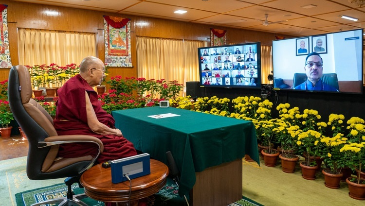 Thiếu tướng Manoj Kumar Bindal - Giám đốc Điều hành Viện Quản lý Thảm họa Quốc gia, Ấn Độ, chào mừng Thánh Đức Đạt Lai Lạt Ma khi bắt đầu chương trình trực tuyến về Lòng Từ bi và Tình yêu thương vào 17 tháng 11, 2021. Ảnh của Thượng toạ Tenzin Jamphel