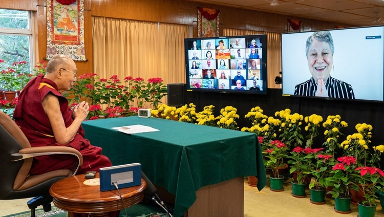 Giáo sư Lia Diskin ở Palas Athena, Brazil chào mừng Thánh Đức Đạt Lai Lạt Ma đến với buổi trò chuyện về “Giáo dục Con Tim” trực tuyến tại Dinh thự của Ngài ở Dharamsala, HP, Ấn Độ vào 24 tháng 11, 2021. Ảnh của Thượng toạ Tenzin Jamphel