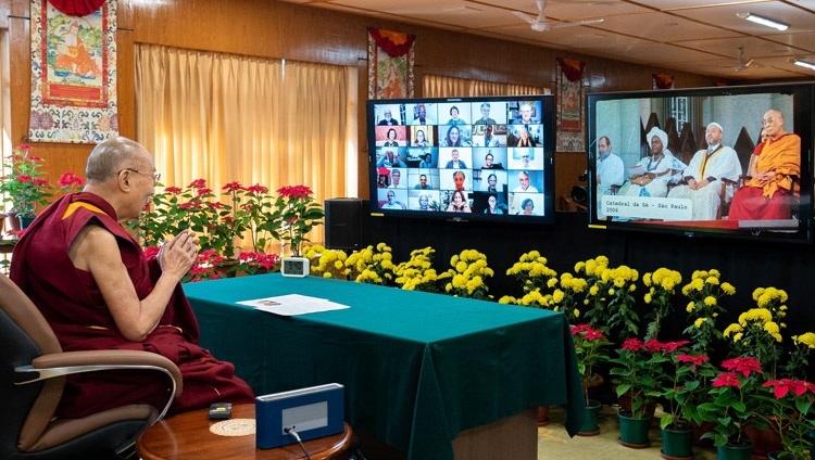 Thánh Đức Đạt Lai Lạt Ma đang xem đoạn video nhắc lại bốn chuyến viếng thăm trước đây của Ngài đến Brazil - vào lúc kết thúc cuộc trò chuyện về “Giáo dục Con Tim” trực tuyến từ Dinh thự của Ngài ở Dharamsala, HP, Ấn Độ vào 24 tháng 11, 2021. Ảnh của Thượng toạ Tenzin Jamphel