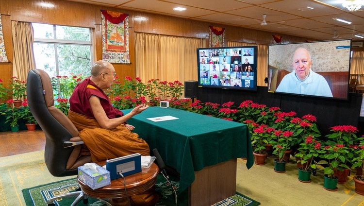 Thánh Đức Đạt Lai Lạt Ma và người bạn cũ của Ngài - Cha Laurence Freeman OSB - Giám đốc Cộng đồng Thế giới về Thiền Cơ đốc trao đổi lời chào khi bắt đầu cuộc trò chuyện trực tuyến vào ngày 1 tháng 12, 2021. Ảnh của Thượng toạ Tenzin Jamphel