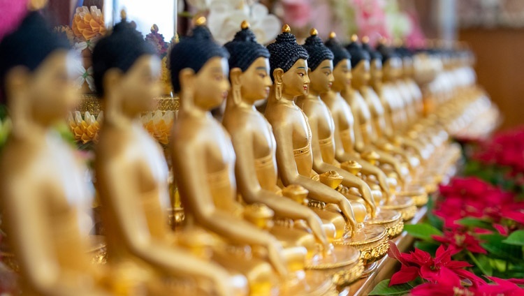 Quang cảnh các bức tượng Phật được an vị phía sau lưng Thánh Đức Đạt Lai Lạt Ma trong cuộc trò chuyện với Cha Laurence Freeman về “Ý thức Hợp nhất: Một Khối Óc, Một Trái Tim” trực tuyến từ Dinh thự của Ngài ở Dharamsala, HP, Ấn Độ vào ngày 1 tháng 12, 2021. Ảnh của Thượng toạ Tenzin Jamphel