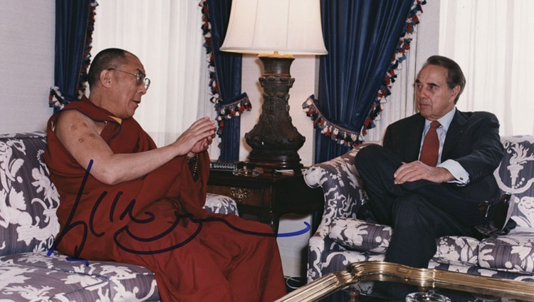 Thánh Đức Đạt Lai Lạt Ma với Thượng nghị sĩ Bob Dole vào năm 1997