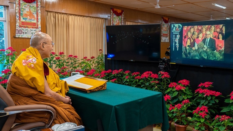 Thánh Đức Đạt Lai Lạt Ma xem video buổi lễ trao giải Nobel Hòa bình năm 1989 khi bắt đầu chương trình do các thành viên của Trung tâm Gaden Shartse, Đài Loan tổ chức vào ngày 11 tháng 12, 2021. Ảnh của Thượng toạ Tenzin Jamphel