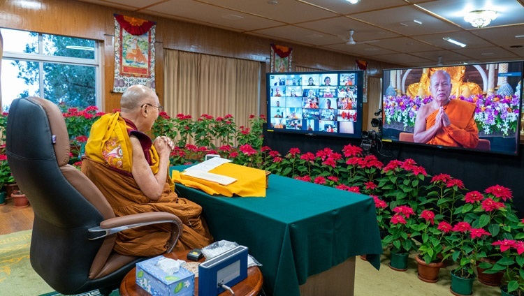 Trưởng lão Hòa thượng Phrabhodhinandhamunee phát biểu chào mừng vào ngày thuyết giảng trực tuyến đầu tiên của Thánh Đức Đạt Lai Lạt Ma về 'Kinh Đại Niệm Xứ’ vào ngày 17 tháng 12, 2021. Ảnh của Thượng toạ Tenzin Jamphel