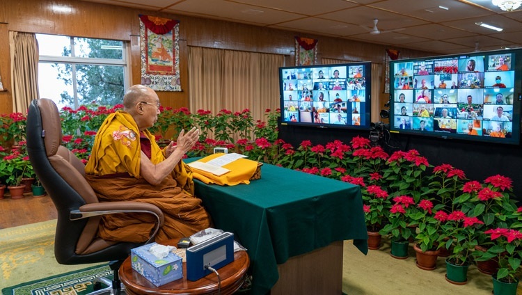 Thánh Đức Đạt Lai Lạt Ma phát biểu trước đám đông khán giả trực tuyến vào ngày giảng pháp đầu tiên thể theo sự thỉnh cầu của các nhóm Phật tử ở Nam và Đông Nam Á, trực tuyến từ Dinh thự của Ngài ở Dharamsala, HP, Ấn Độ vào 17 tháng 12, 2021. Ảnh của Thượng toạ Tenzin Jamphel