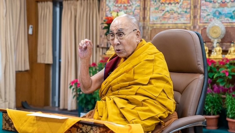 Thánh Đức Đạt Lai Lạt Ma phát biểu trong ngày thuyết giảng đầu tiên về 'Kinh Đại Niệm Xứ’, trực tuyến từ Dinh thự của Ngài ở Dharamsala, HP, Ấn Độ vào ngày 17 tháng 12, 2021. Ảnh của Thượng toạ Tenzin Jamphel