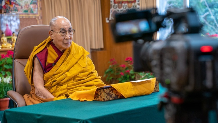 Thánh Đức Đạt Lai Lạt Ma phát biểu trong ngày thuyết giảng đầu tiên về 'Kinh Đại Niệm Xứ’ trực tuyến tại Dinh thự của Ngài ở Dharamsala, HP, Ấn Độ vào 17 tháng 12, 2021. Ảnh của Thượng toạ Tenzin Jamphel