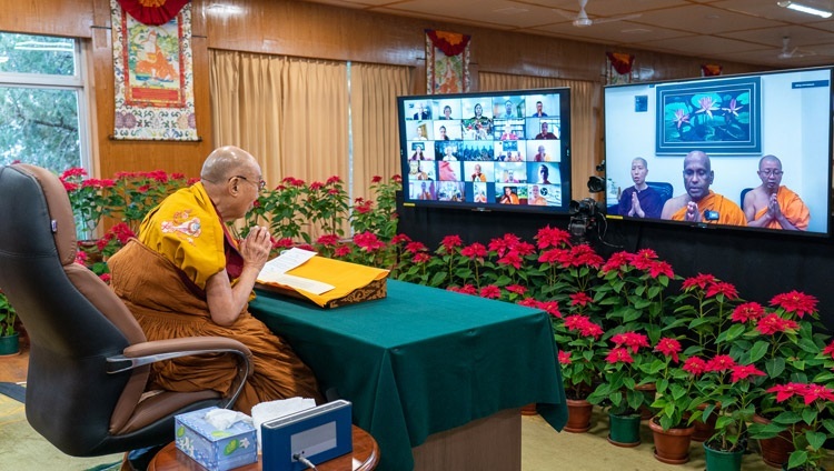 Các thành viên của Hội đồng Phật giáo Nguyên thủy ở Malaysia tụng kinh bằng tiếng Pali vào đầu ngày thứ hai của buổi giảng dạy trực tuyến của Thánh Đức Đạt Lai Lạt Ma tại Dinh thự của Ngài ở Dahramsala, HP, Ấn Độ vào ngày 18 tháng 12, 2021. Ảnh của Thượng toạ Tenzin Jamphel