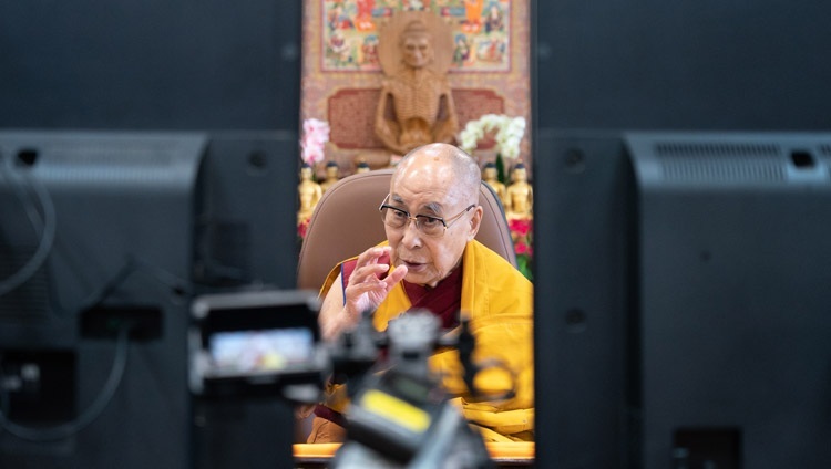 Thánh Đức Đạt Lai Lạt Ma phát biểu trước đám đông khán giả trực tuyến vào ngày thứ hai của đợt thuyết giảng do các nhóm Phật giáo ở Nam và Đông Nam Á thỉnh cầu trực tuyến từ Dinh thự của Ngài ở Dharamsala, HP, Ấn Độ vào ngày 18 tháng 12, 2021. Ảnh của Thượng toạ Tenzin Jamphel