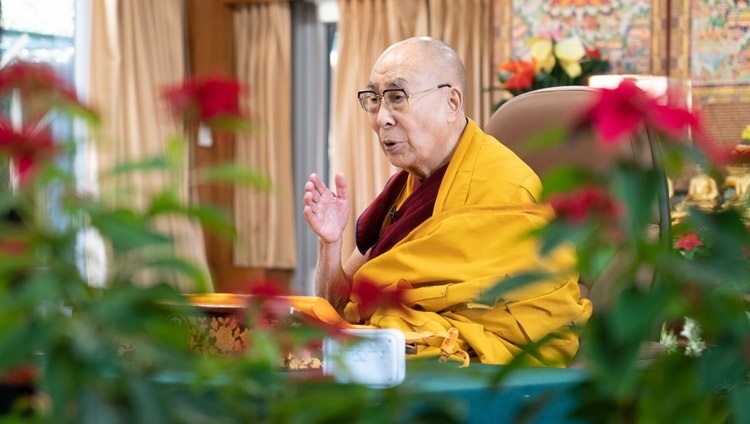Thánh Đức Đạt Lai Lạt Ma phát biểu vào ngày thứ hai của đợt thuyết giảng về 'Kinh Đại Niệm Xứ’ trực tuyến tại Dinh thự của Ngài ở Dharamsala, HP, Ấn Độ vào ngày 18 tháng 12 năm 2021. Ảnh của Thượng toạ Tenzin Jamphel
