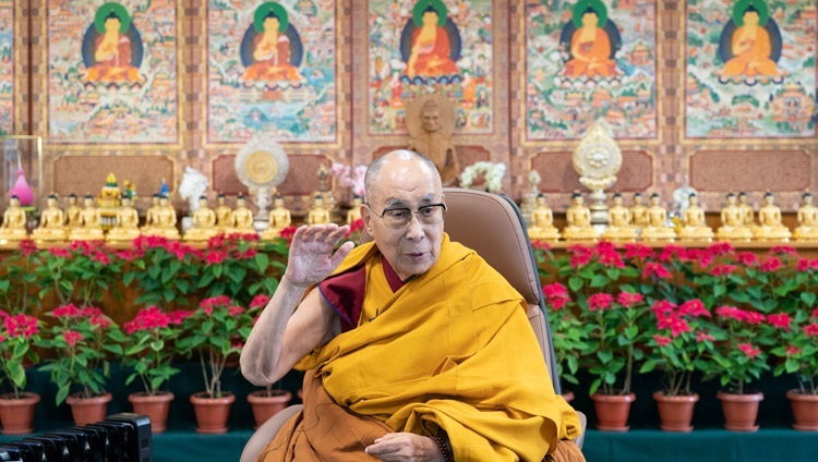 Thánh Đức Đạt Lai Lạt Ma phát biểu về ‘Đối mặt với thách thức bằng lòng từ bi & trí tuệ’ do Học viện Quản lý Ấn Độ, Rohtak, tổ chức; trực tuyến tại Dinh thự của Ngài ở Dharamsala, HP, Ấn Độ vào ngày 23 tháng 12, 2021. Ảnh của Thượng toạ Tenzin Jamphel
