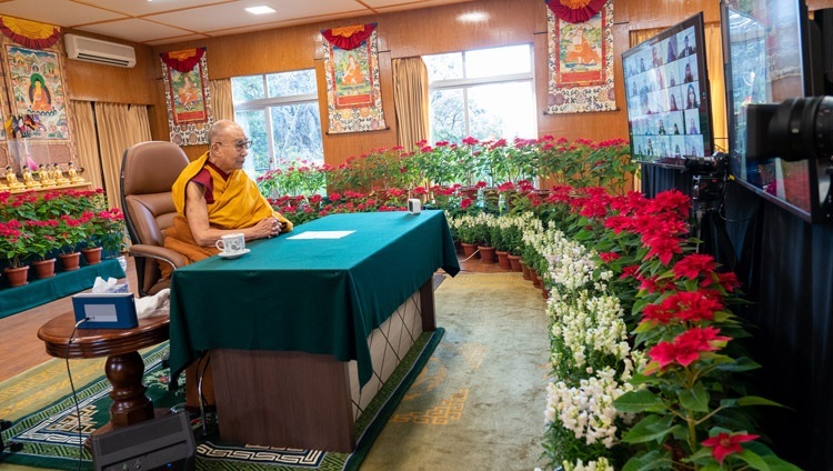 Thánh Đức Đạt Lai Lạt Ma phát biểu trước khán giả trực tuyến trong buổi nói chuyện về 'Đối mặt với thách thức bằng lòng từ bi và trí tuệ' do Học viện Quản lý Ấn Độ, Rohtak, tổ chức trực tuyến tại Dinh thự của Ngài ở Dharamsala, HP, Ấn Độ vào ngày 23 tháng 12, 2021. Ảnh của Thượng toạ Tenzin Jamphel