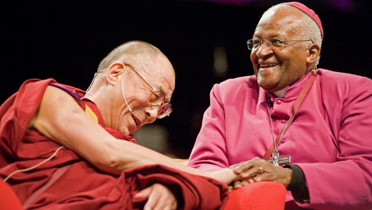 Thánh Đức Đạt Lai Lạt Ma và Đức Tổng Giám mục Desmond Tutu trong cuộc Đối thoại Liên Tôn giáo về “Hạt giống Từ bi” được tổ chức tại Seattle, Washington, Hoa Kỳ vào ngày 15 tháng 4 năm 2008. Ảnh của Tomas / Hạt giống Từ bi
