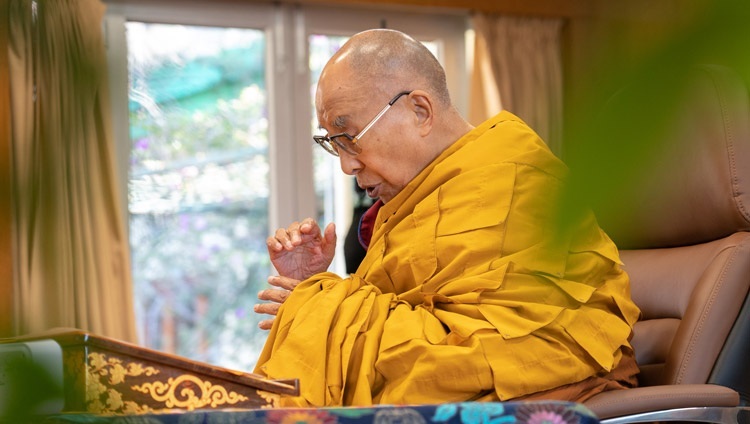 Thánh Đức Đạt Lai Lạt Ma bình luận về các bản văn của Jé Tsongkhapa 'trong quá trình thuyết giảng trực tuyến tại Dinh thự của Ngài ở Dharamsala, HP, Ấn Độ vào 29 tháng 12, 2021. Ảnh của Thượng toạ Tenzin Jamphel
