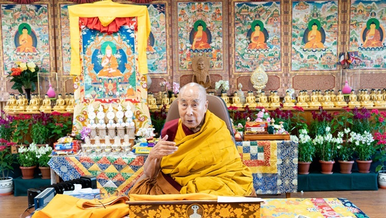Thánh Đức Đạt Lai Lạt Ma phát biểu trước khán giả trực tuyến trong buổi thuyết giảng để tưởng nhớ Jé Tsongkhapa, trực tuyến từ Dinh thự của Ngài ở Dharamsala, HP, Ấn Độ vào 29 tháng 12, 2021. Ảnh của Thượng toạ Tenzin Jamphel