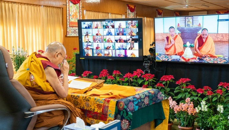 Hai Bậc Thầy chủ Lễ đang ngồi trong Thiền đường cầu nguyện của Trung tâm Khoa học Loseling tại Tu viện Drepung ở Mundgod, miền Nam Ấn Độ đang hướng dẫn các buổi trì tụng để bế mạc đợt thuyết giảng trực tuyến của Thánh Đức Đạt Lai Lạt Ma vào 29 tháng 12, 2021. Ảnh của Thượng toạ Tenzin Jamphel