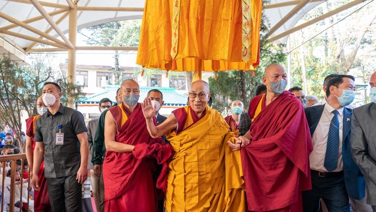 Thánh Đức Đạt Lai Lạt Ma quang lâm qua sân Chùa Chính Tây Tạng ở Dharamsala, HP, Ấn Độ vào ngày 18 tháng 3, 2022. Ảnh của Thượng toạ Tenzin Jamphel