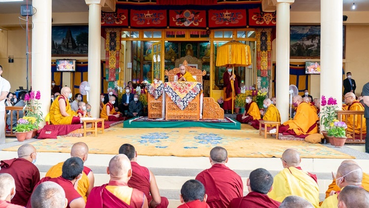 Thánh Đức Đạt Lai Lạt Ma phát biểu trước đám đông Hội chúng vân tập để kỷ niệm Ngày Đức Phật thi triển Thần Thông tại Chùa Chính Tây Tạng ở Dharamsala, HP, Ấn Độ vào 18 tháng 3, 2022. Ảnh của Thượng Toạ Tenzin Jamphel