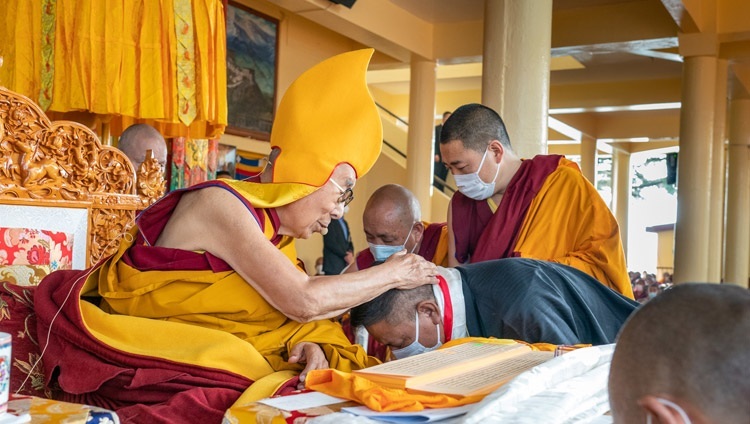 Penpa Tsering - Chủ tịch Quốc Hội Tây Tạng lưu vong, sau khi dâng cúng Mạn Đà La lên Thánh Đức Đạt Lai Lạt Ma tại Chùa Chính Tây Tạng ở Dharamsala, HP, Ấn Độ vào 18 tháng 3, 2022. Ảnh của Thượng toạ Tenzin Jamphel