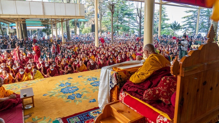 Thánh Đức Đạt Lai Lạt Ma phát biểu trước Hội chúng tụ hội tại Chùa Chính Tây Tạng ở Dharamsala, HP, Ấn Độ để kỷ niệm Ngày Đức Phật thi triển Thần Thông vào ngày 18 tháng 3, 2022. Ảnh của Thượng toạ Tenzin Jamphel