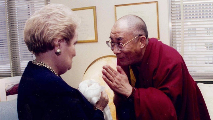 Thánh Đức Đạt Lai Lạt Ma với cựu Ngoại trưởng Hoa Kỳ Madeleine Albright