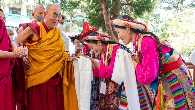 Các diễn viên từ Viện Biểu diễn Nghệ thuật Tây Tạng cung đón Thánh Đức Đạt Lai Lạt Ma khi Ngài quang lâm đến sân Chùa Chính Tây Tạng ở Dharamsala, HP, Ấn Độ vào ngày 7 tháng 4, 2022. Ảnh của Tenzin Choejor